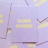 Premium Postkarte „No Risk No Magic“ – Mutmacher & Geburtstagskarte Grußkarte in Flieder Gelb, Extra Dicke Holzschliffpappe | Slow Sunday Studio