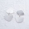 Diese unregelmäßigen Ohrringe aus echtem 925er Sterling Silber sind handgefertigte Unikate. Die organische, moderne Form macht jedes Paar einzigartig und verleiht dem Design einen individuellen Charakter.

Zeitloser Silberschmuck für den Alltag oder als