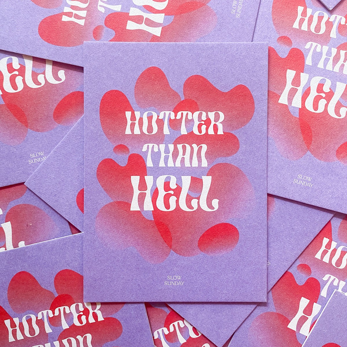 Premium Postkarte „Hotter Than Hell“ – Coole Grußkarte & Geburtstagskarte in Lila, Extra Dicke Holzschliffpappe, Aesthetic Statement Karte | Slow Sunday Studio
