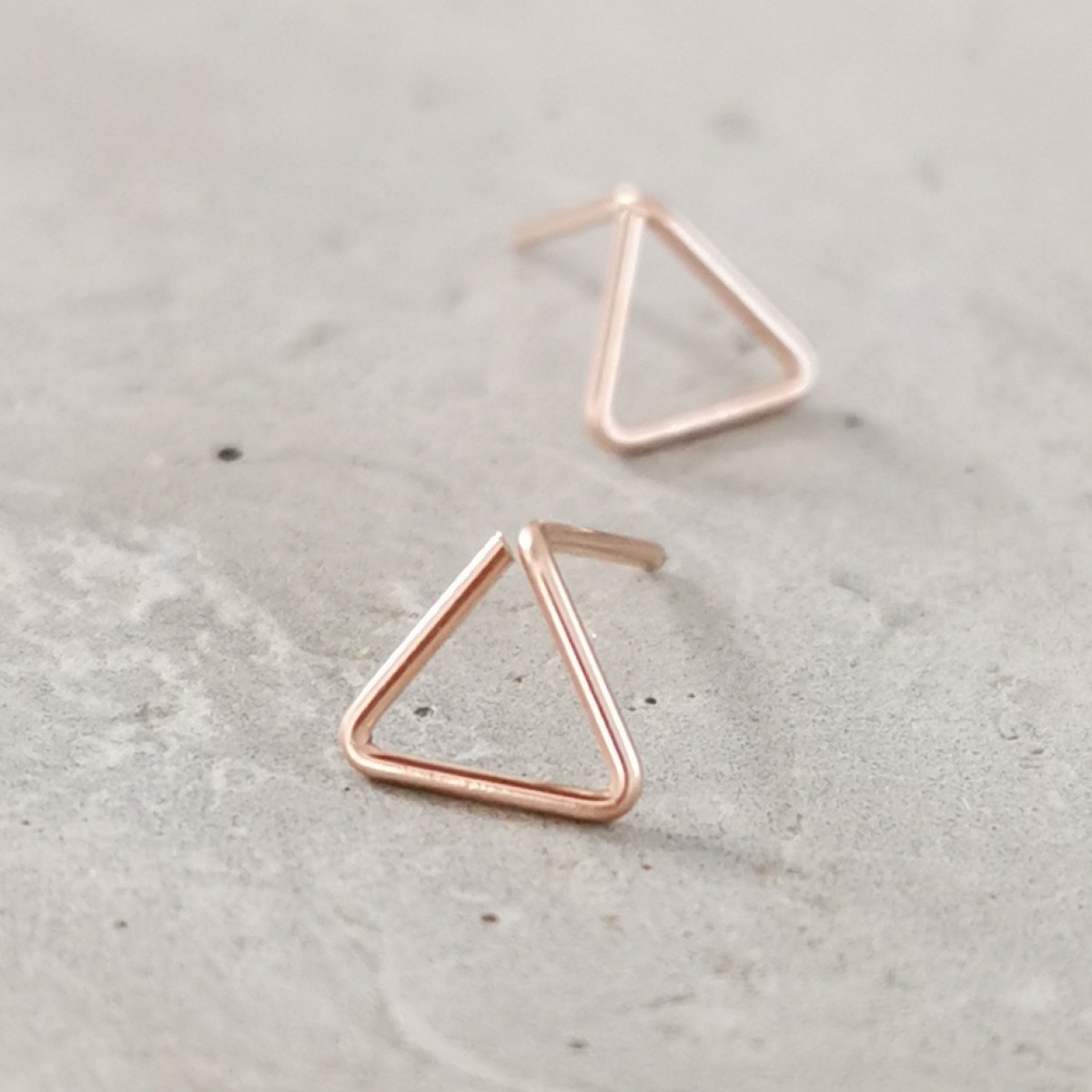 Minimalistische Rosé Gold Dreieck Ohrstecker, dein neuer Everyday Favorit - auch in Sterling Silber und Gold Filled - KIZZU Schmuck