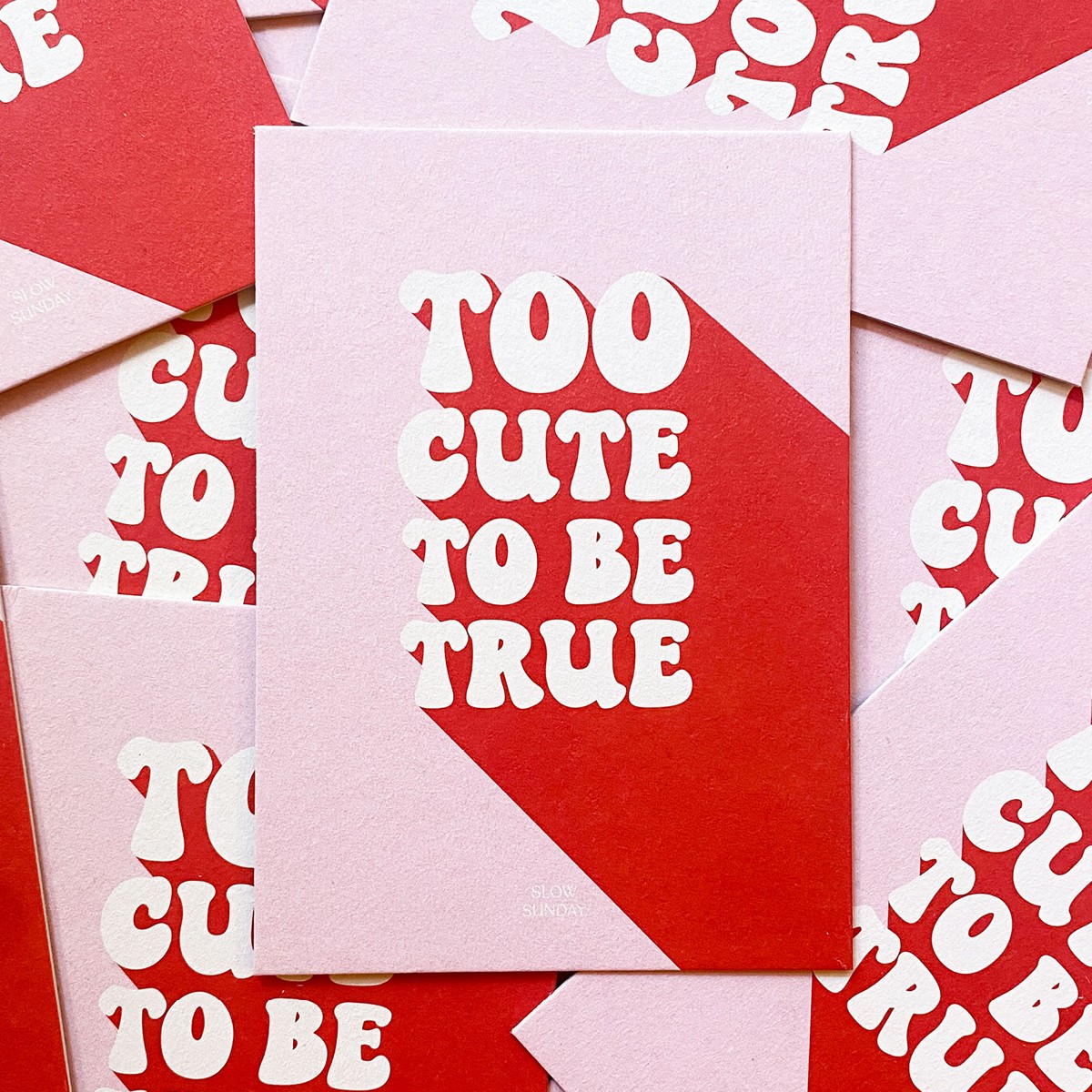 Premium Postkarte „Too Cute To Be True“ – Süße Grußkarte & Geburtstagskarte in Rosa Rot, Dicke Holzschliffpappe, Aesthetic Statement Karte | Slow Sunday Studio
