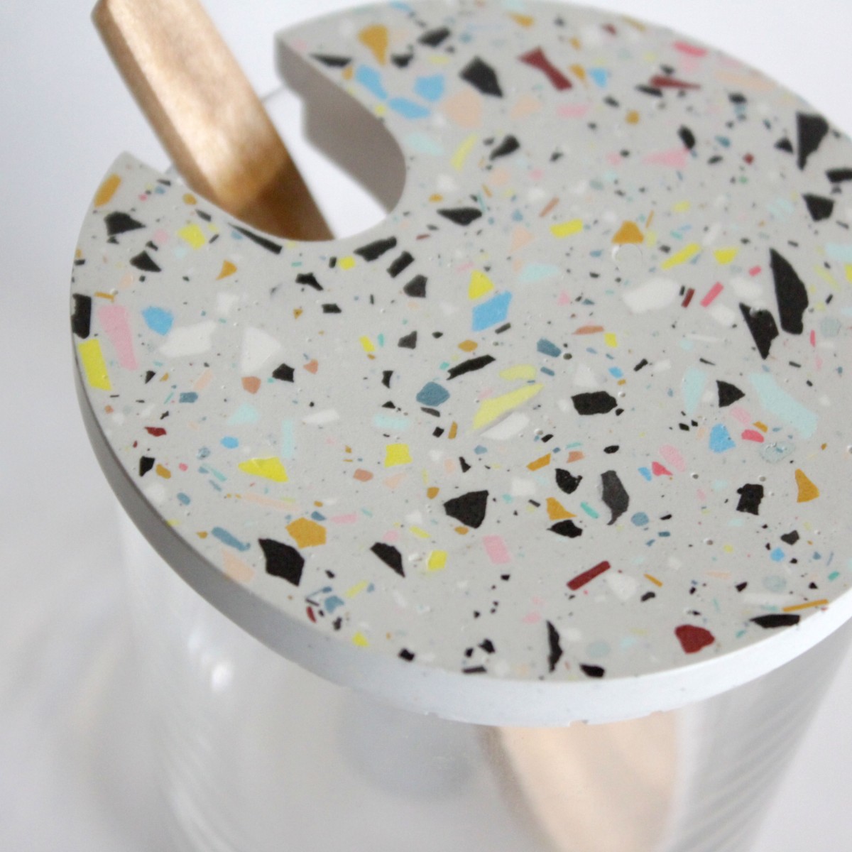 Terrazzo Zuckerdose Glas mit Holzlöffel / grau / objet vague