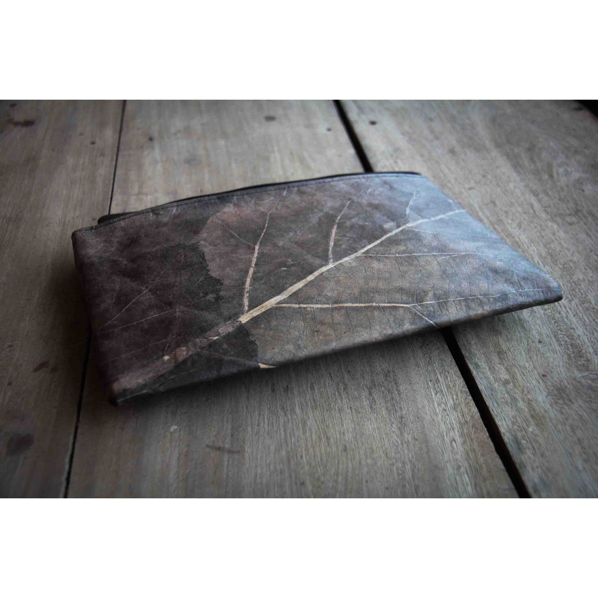 Gefütterte nachhaltige Laptop Hülle 13–14" aus Blattleder – Vegane, handgenähte & wasserabweisende Laptoptasche MacBook Air/Pro - grau/braun BY COPALA
