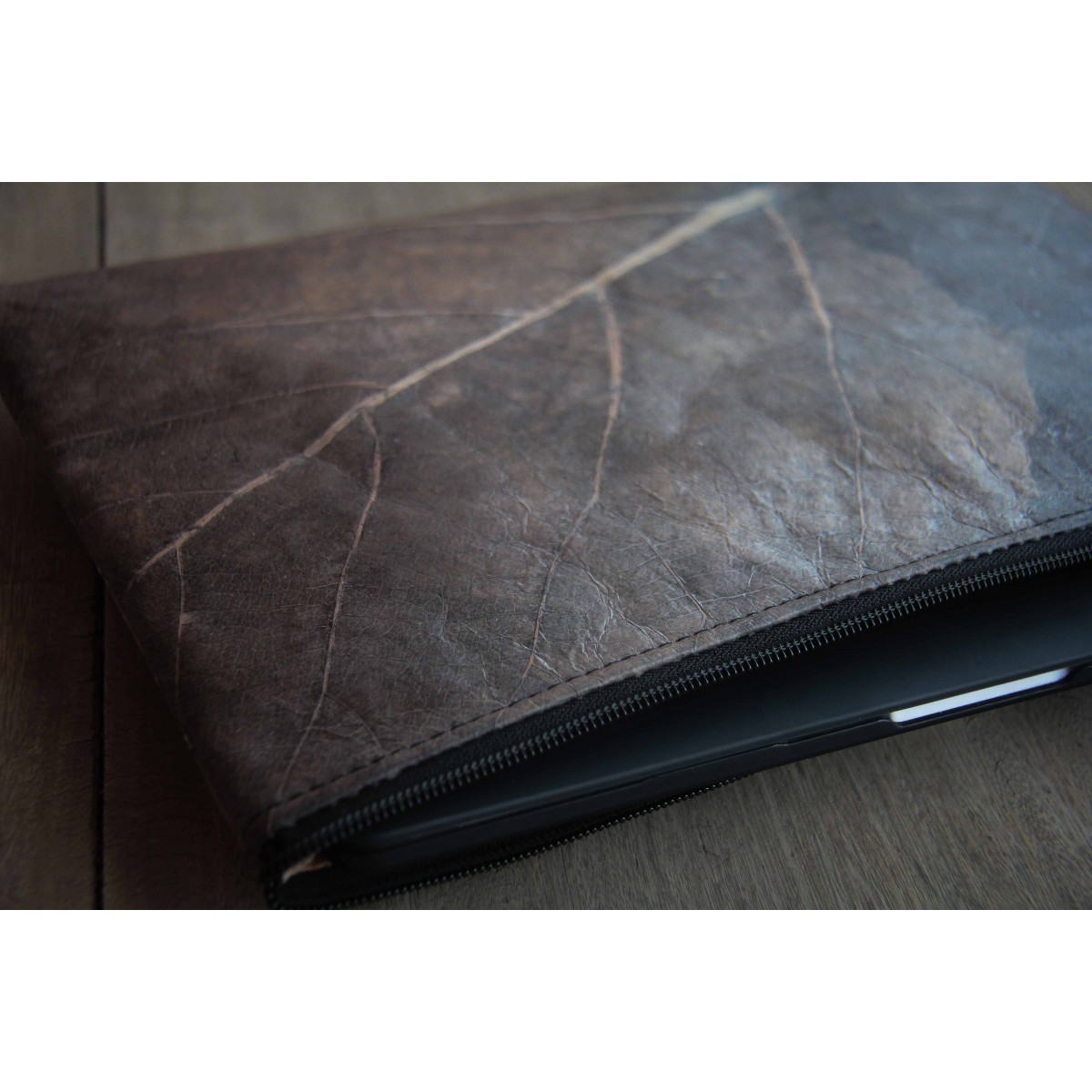 Gefütterte nachhaltige Laptop Hülle 13–14" aus Blattleder – Vegane, handgenähte & wasserabweisende Laptoptasche MacBook Air/Pro - grau/braun BY COPALA