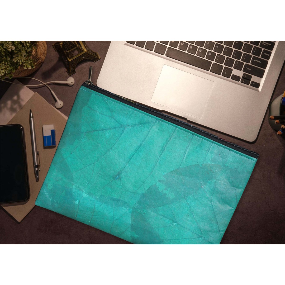 Gefütterte nachhaltige Laptop Hülle 15–16" aus Blattleder – Vegane, handgenähte & wasserabweisende Laptoptasche für MacBook Air/ Pro -türkis