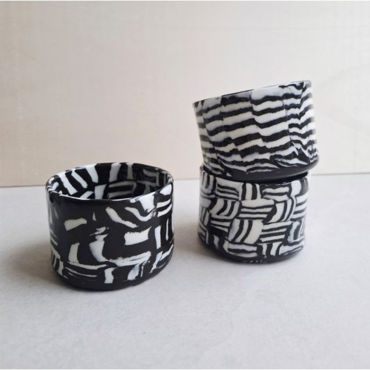 Skelini – Kaffeetasse aus Porzellan in Schwarz-Weiß