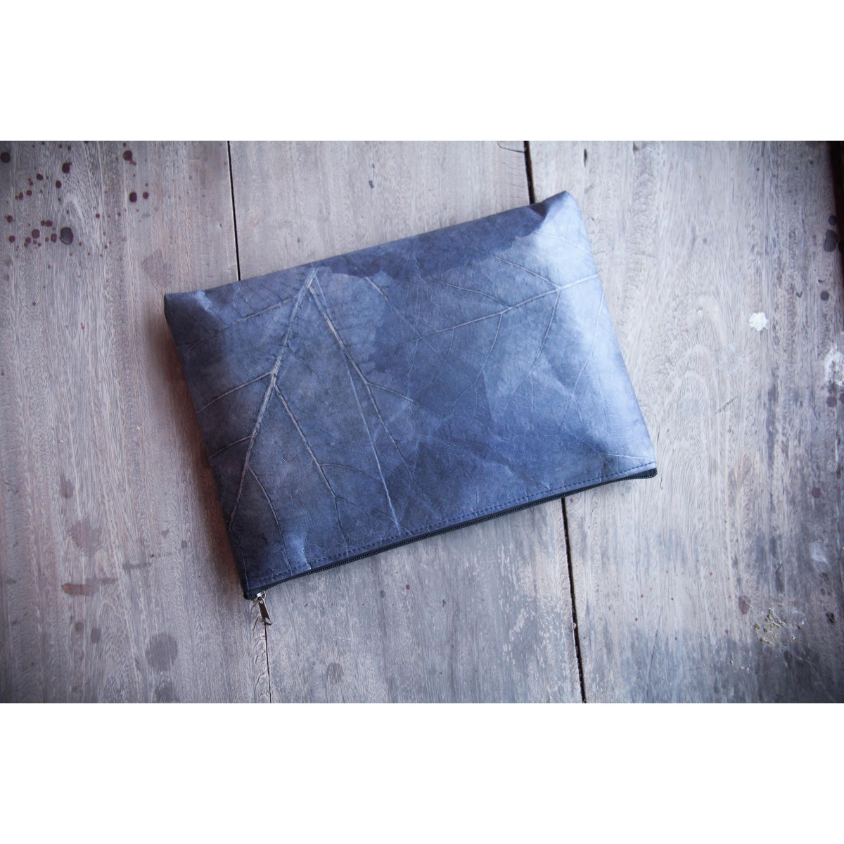 Gefütterte nachhaltige Laptop Hülle 13–14" aus Blattleder – Vegane, handgenähte & wasserabweisende Laptoptasche für MacBook Air / Pro - blau