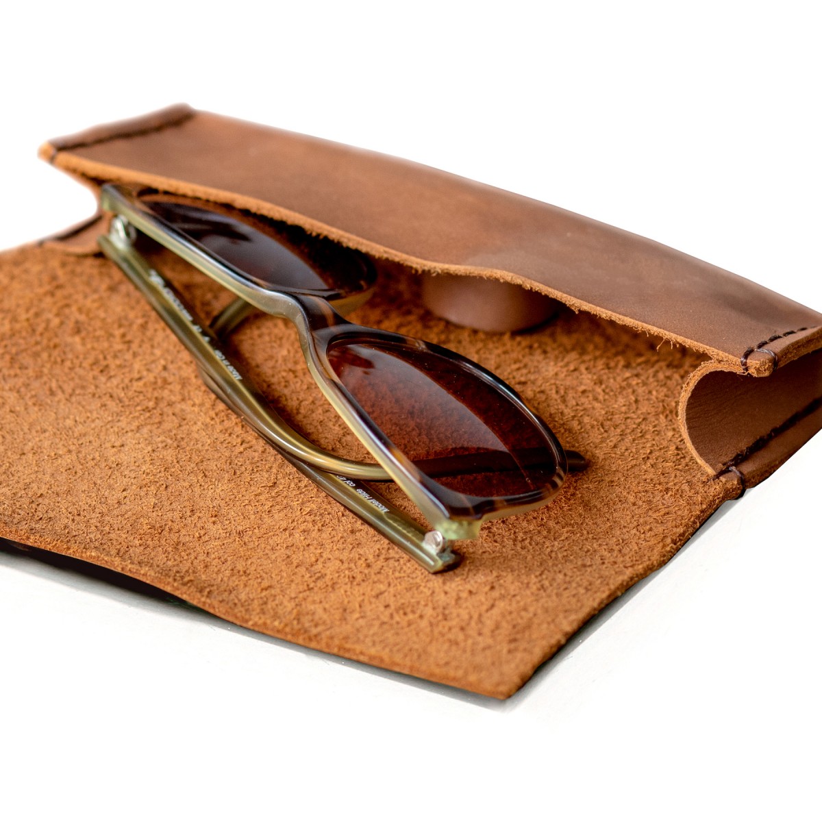 hecho. Brillenetui aus Pull-Up Leder | Handmade, Fair & Sustainable |  „Pablo“ (Dark Wood)