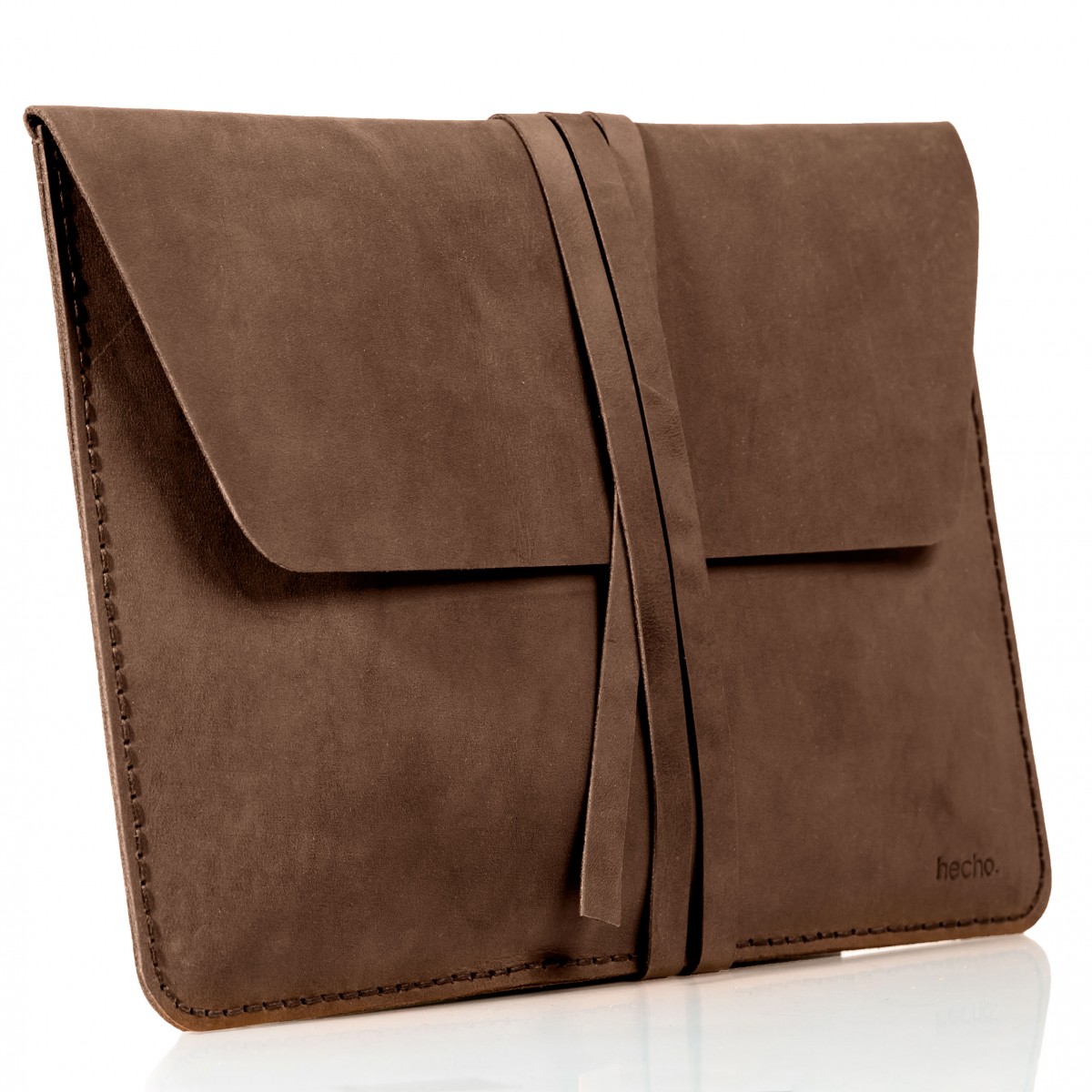 hecho. Hülle aus Pull-Up Leder für MacBook Pro 16“ - Handmade & Fair | „Pablo“