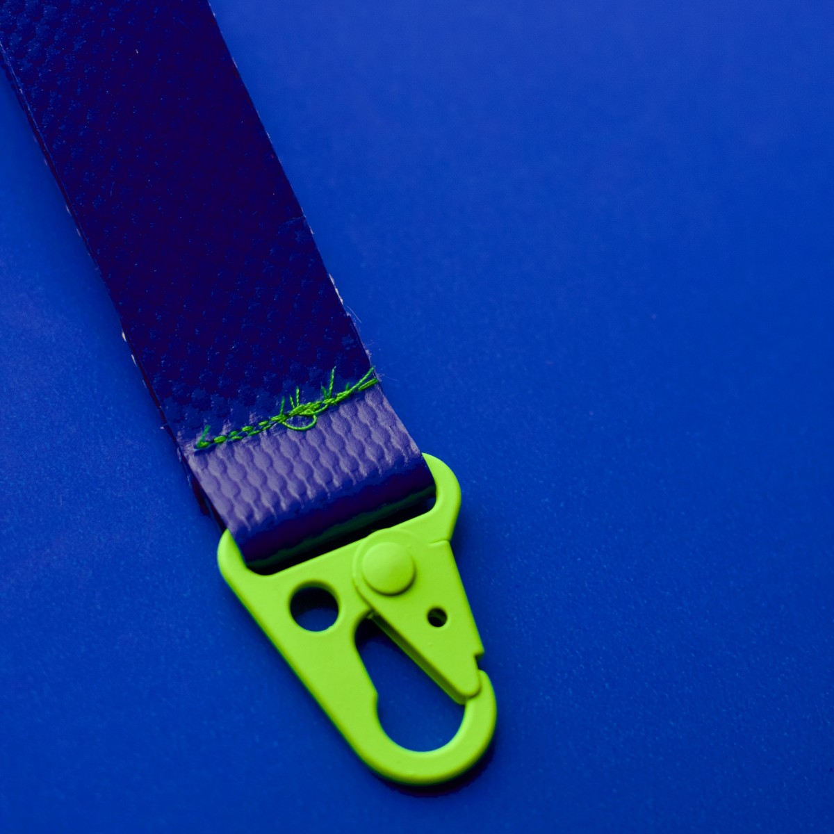 Mini-Strap aus LKW-Plane mit Soft-Touch-Karabiner – Blau & Neon Grün - Pikto3000