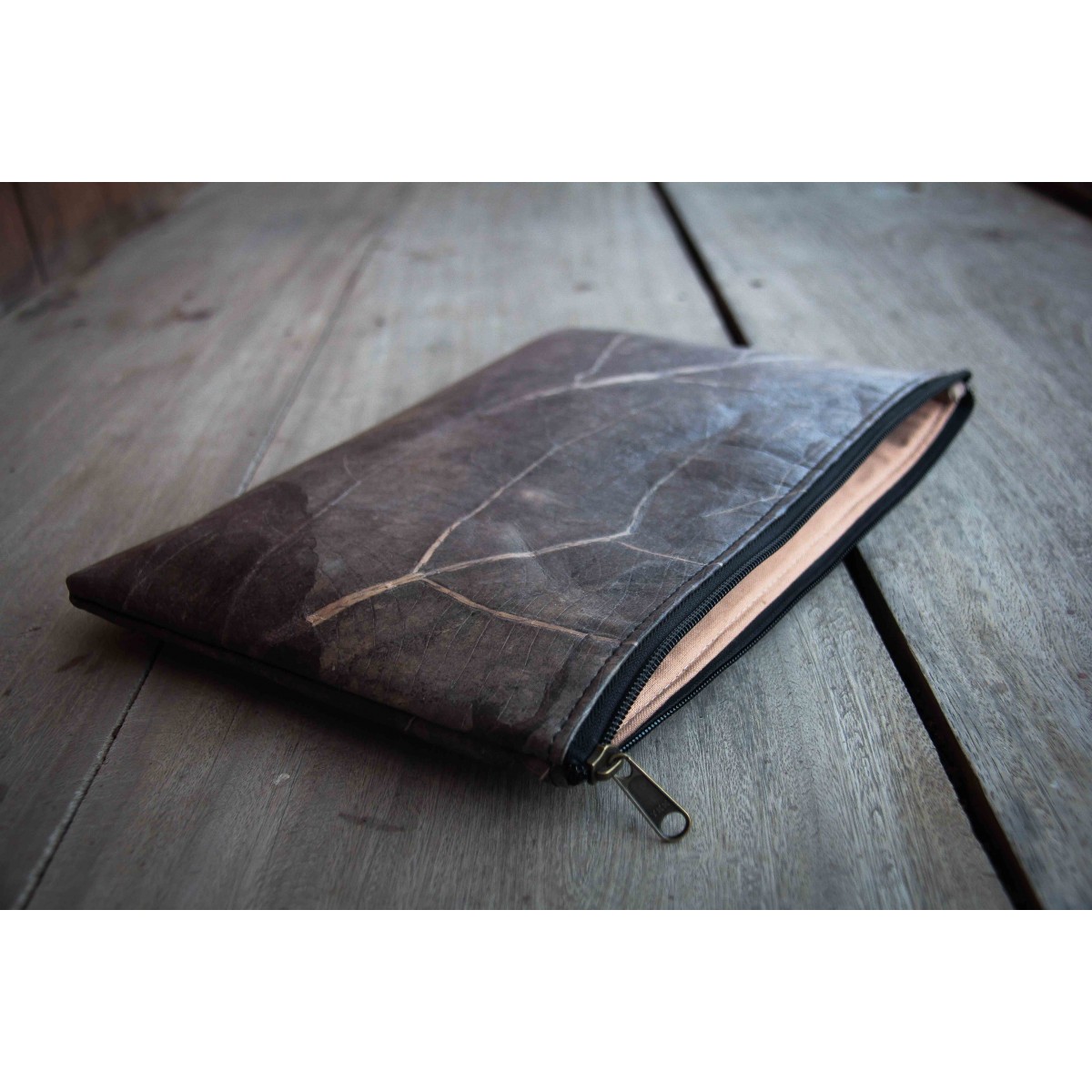 Gefütterte nachhaltige Laptop Hülle 13–14" aus Blattleder – Vegane, handgenähte & wasserabweisende Laptoptasche MacBook Air/Pro - grau/braun BY COPALA