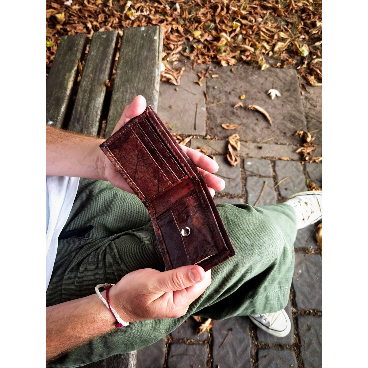 Portemonnaie aus laminierten Portemonnaie aus laminierten Blättern in grün, 1-fach gefaltet - Braun