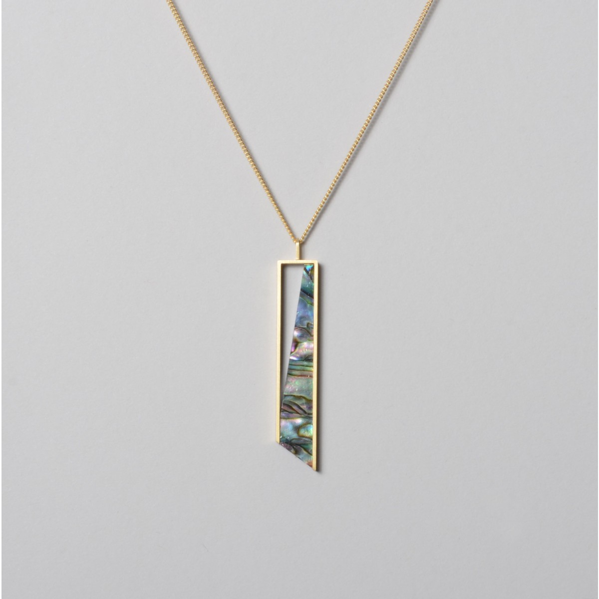 Teresa Gruber 
Anhänger "Mother of pearl- three"
925 Silber - 14 kt vergoldet