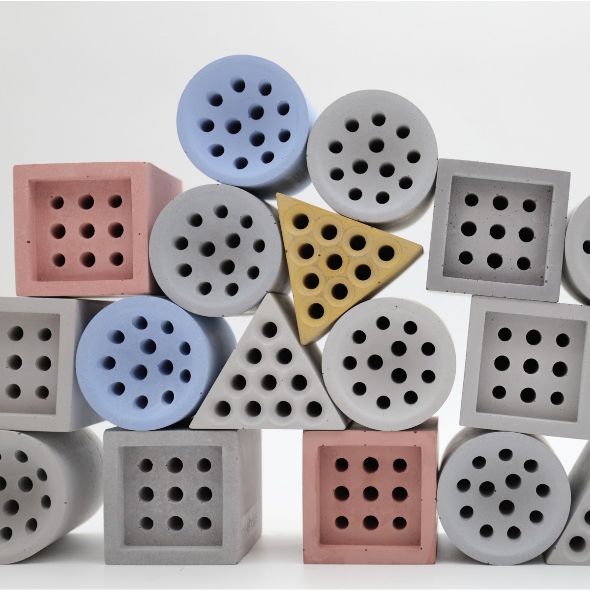 beehaus - Bienen-Hotel und Nisthilfe aus Beton im Bauhaus-Design von Grellroth, Quadrat