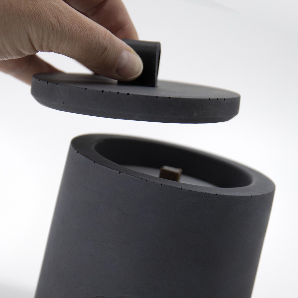 Nachfüllbares Beton-Outdoor-Feuer “DARK L“ – Ledergriff Schwarz von Grellroth Design