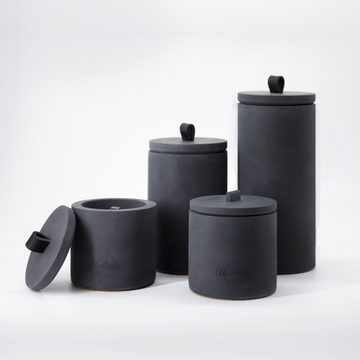 Nachfüllbares Beton-Outdoor-Feuer “DARK S“ – Ledergriff Schwarz von Grellroth Design
