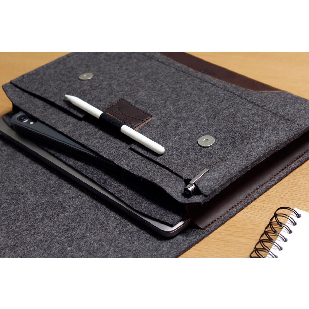 Laptoptasche, iPad Pro, MacBook Pro Folio Case "Corriedale"
100% Merino Wollfilz, Pflanzlich gegerbtes Leder
