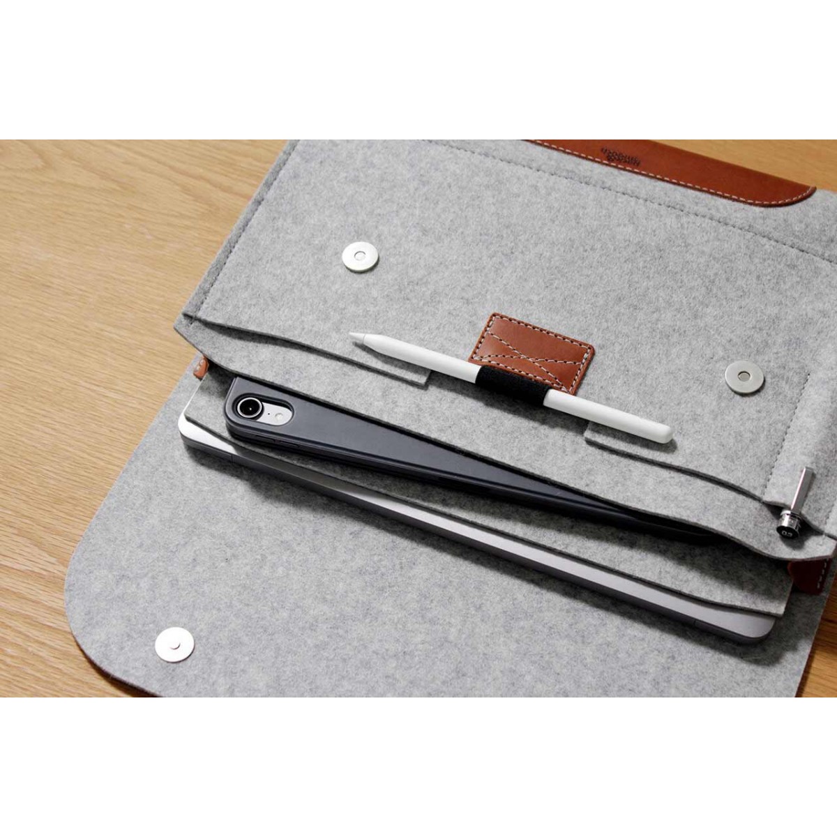 Laptop / MacBook Pro / iPad Pro Folio Case, Laptoptasche "Corriedale"
100% Merino Wollfilz, Pflanzlich gegerbtes Leder