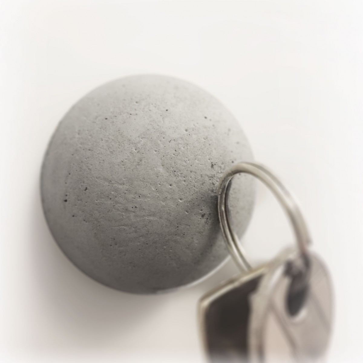 Dot. Der Beton-Magnet von Grellroth Design
