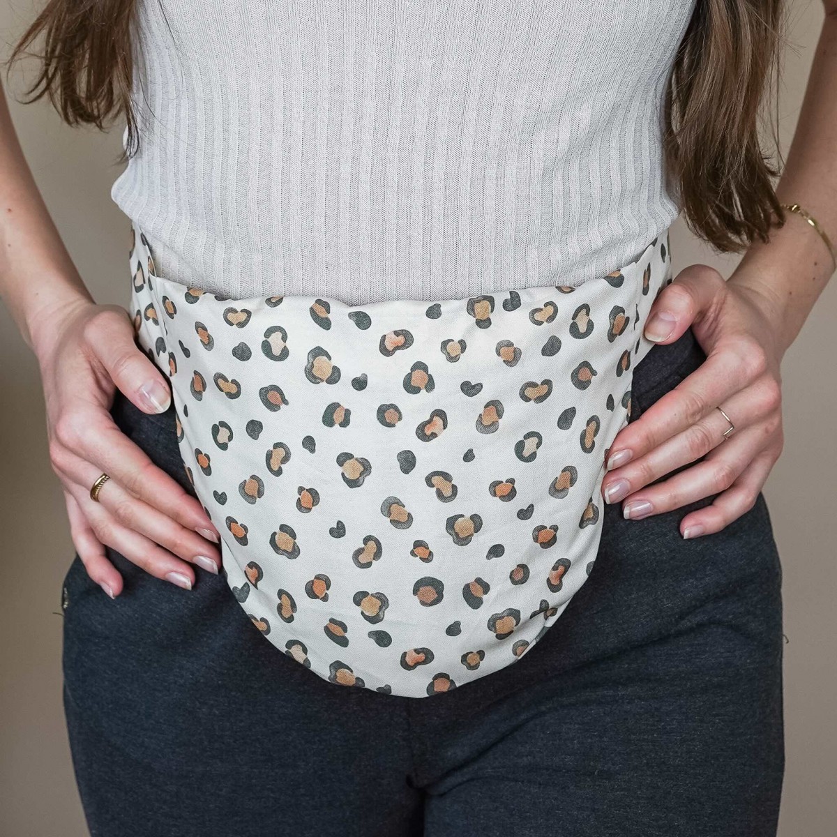 Dinkelkissen für Bauch und Rücken "Leo" – Tochter von Walter