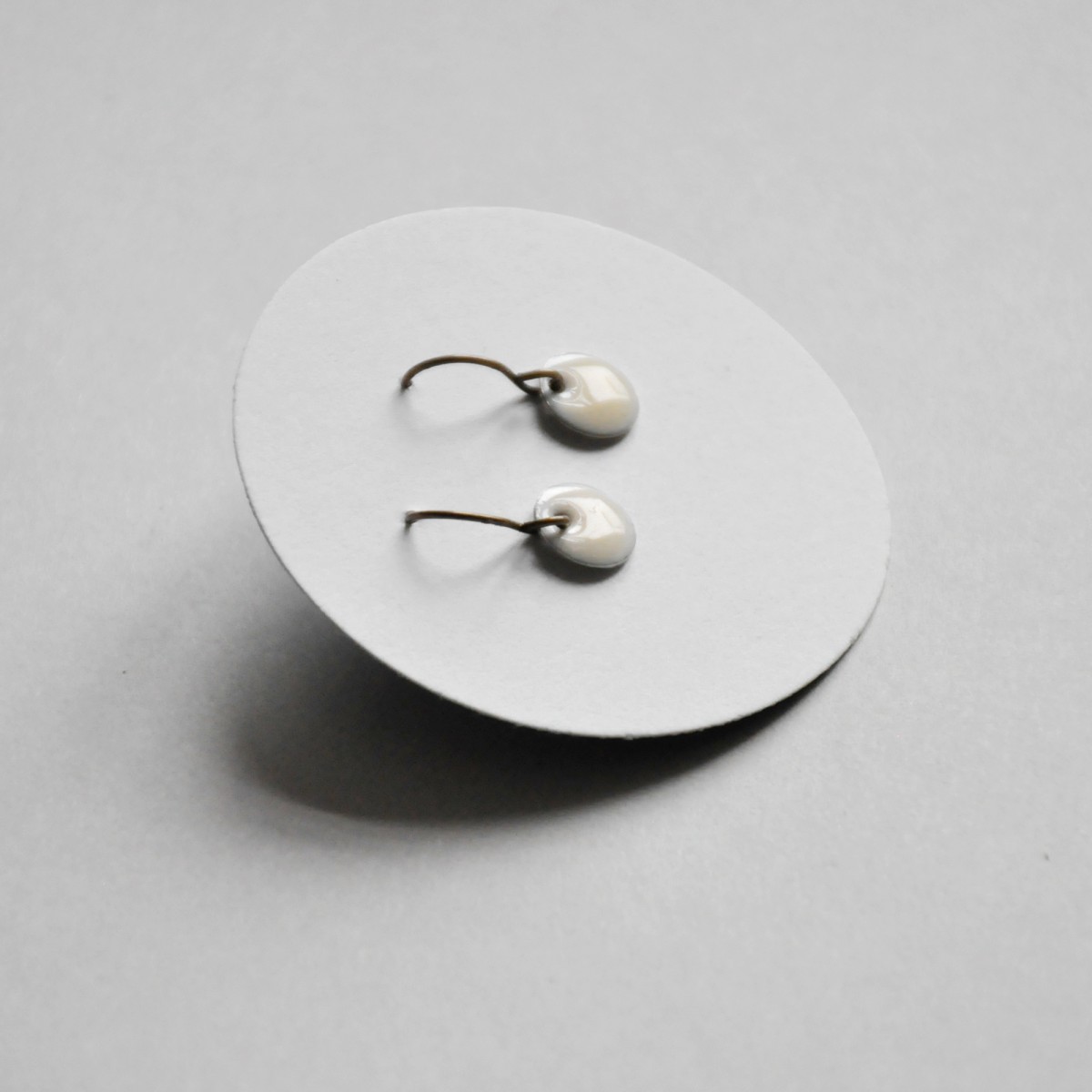nahili OHRRINGE - mini dots - Emaille Kreise creme weiß altgold Bronze 