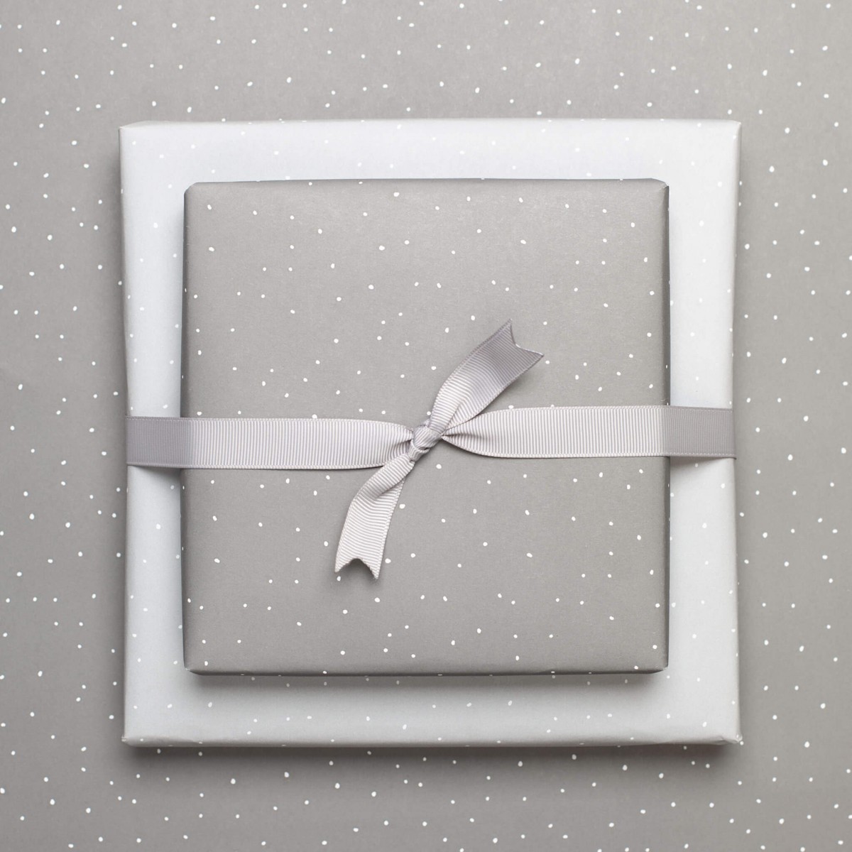 Graues Geschenkpapier "Pünktchen" - 5 Bogen