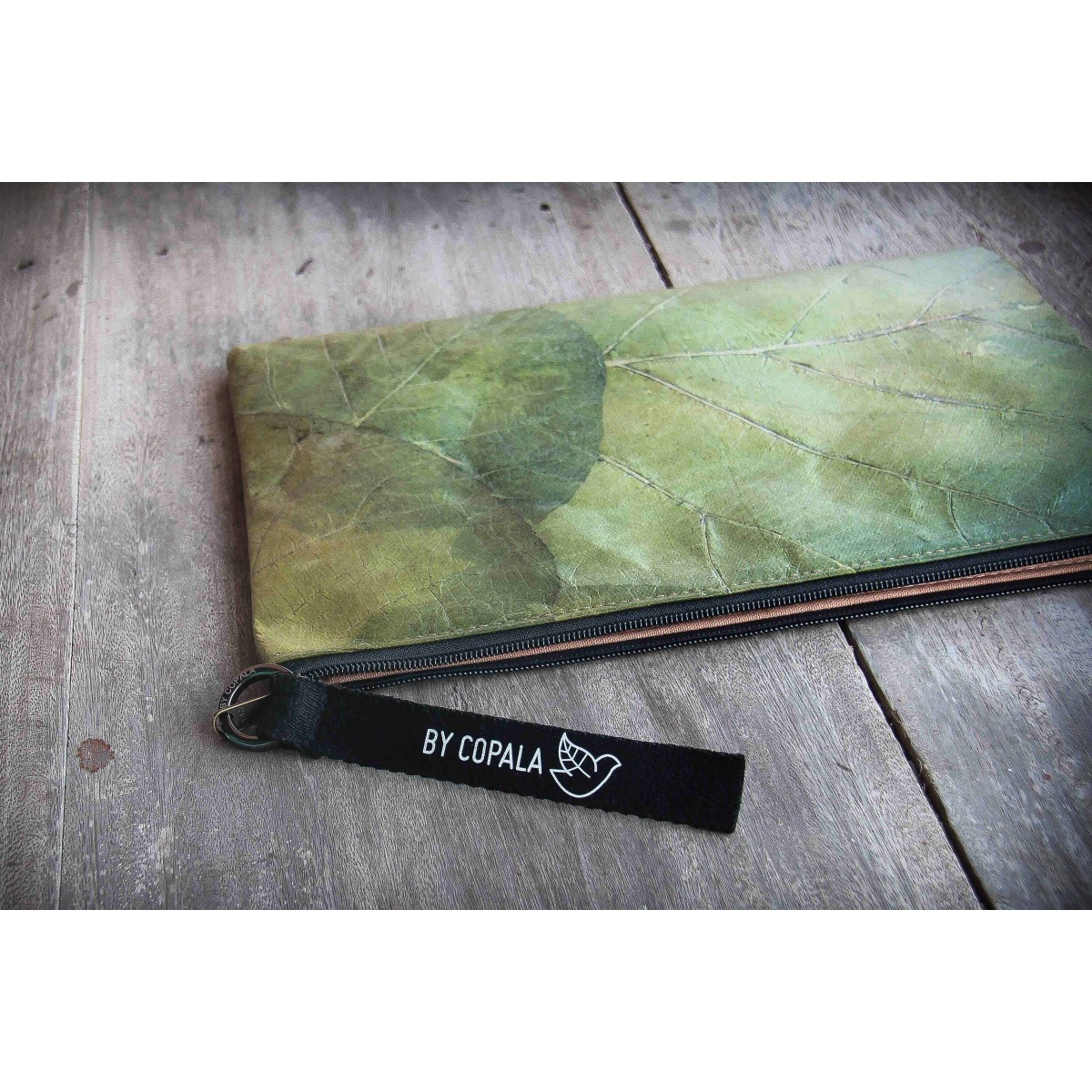 Laptop Hülle aus Blättern, wasserabweisende Notebook Tasche, MacBook Case in grün, 15 Zoll BY COPALA