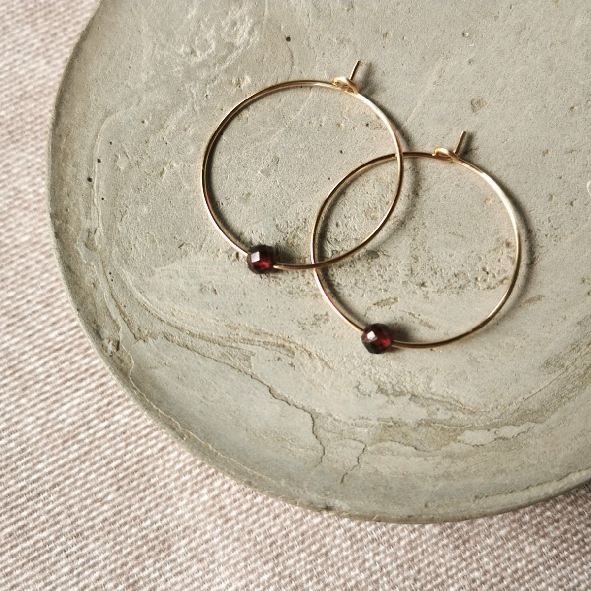 Creolen mit tiefrotem Granat – kraftvoll, stilvoll und ideal für jeden Tag! - handgefertigt in Sterling Silber und (Rosé) Gold Filled - KIZZU Schmuck Manufaktur