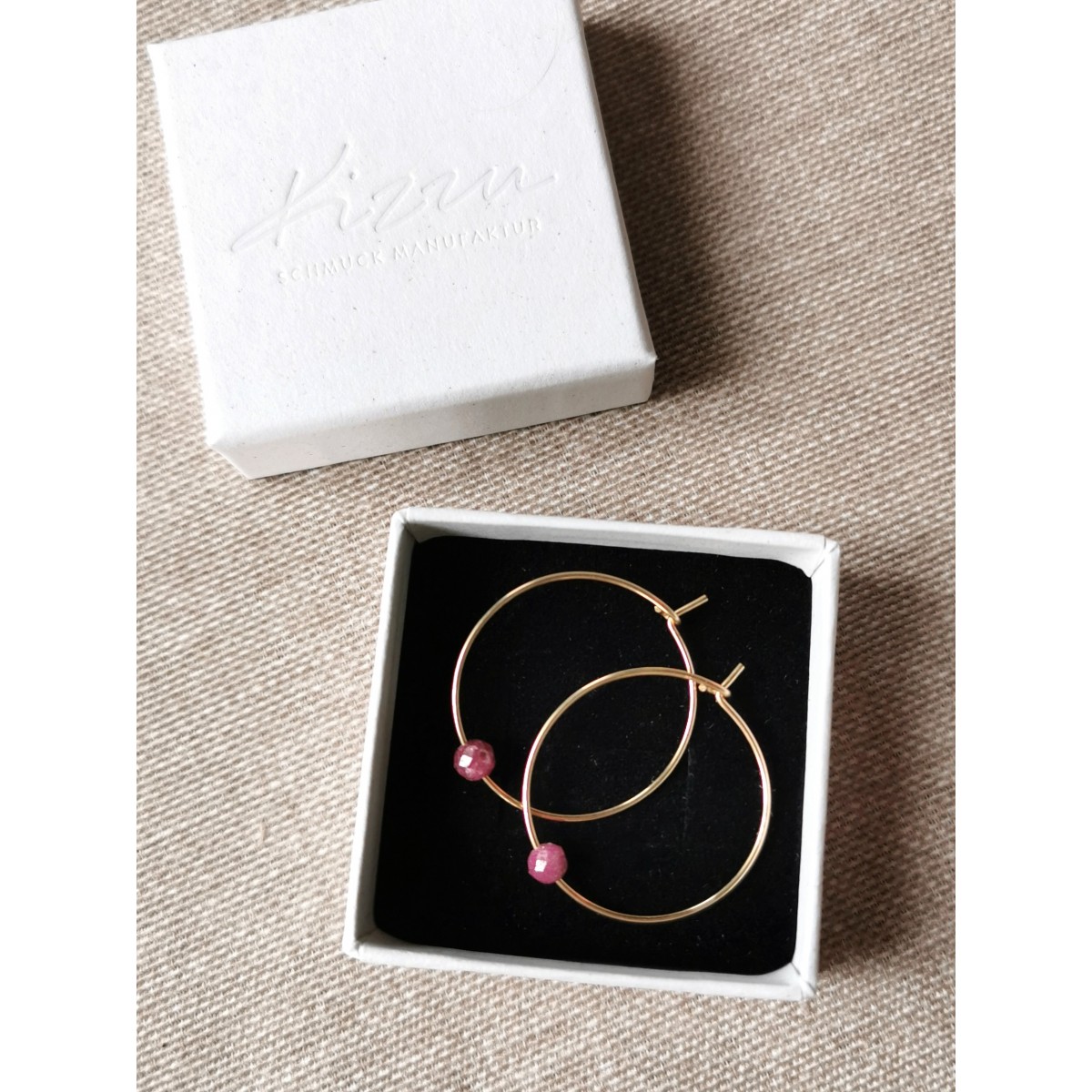 Creolen mit leuchtendem Rubin – minimalistisch, edel und ideal für jeden Tag! - handgefertigt in Sterling Silber und (Rosé) Gold Filled - KIZZU Schmuck Manufaktur