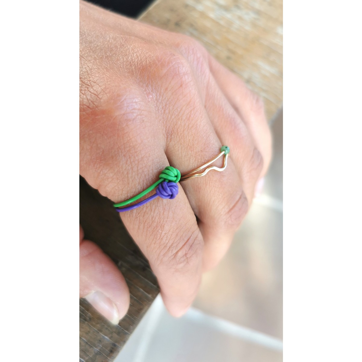 Weißer Knotenring aus recycelten Kabeln – farbenfroher Statement-Schmuck, handgemacht und nachhaltig I KIZZU Schmuck Manufaktur 