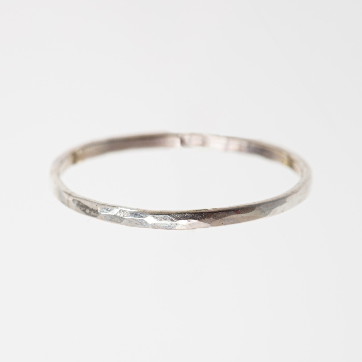 schlichter gehämmerter Ring aus Silber - Ida Fischer Schmuck