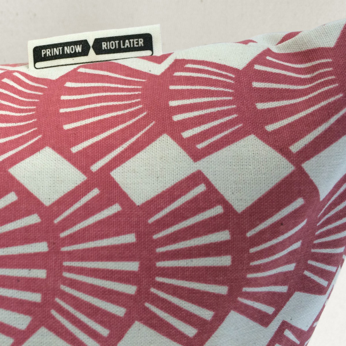 Print now - Riot later ● Kissen Shelly altrosa, Stoffsiebdruck