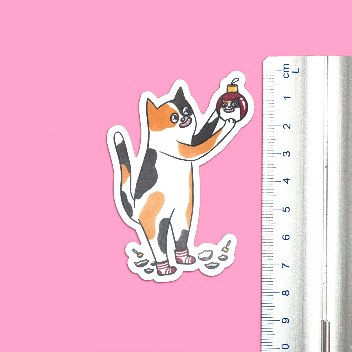 The Naughty District - Vinyl Sticker »Ungeschickte Katze mit Ornament«