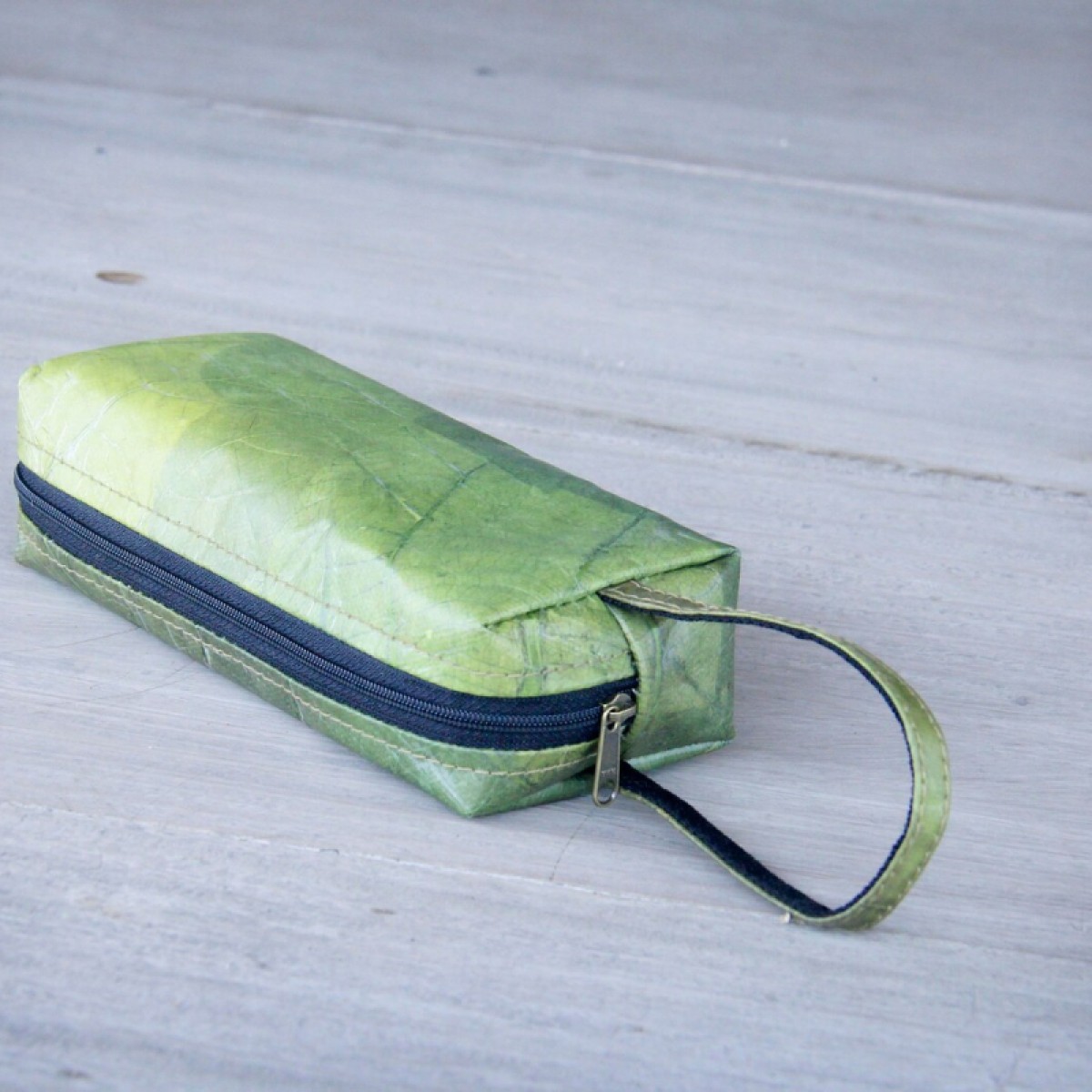 Kosmetik-Tasche / Federmappe aus Blättern in grün