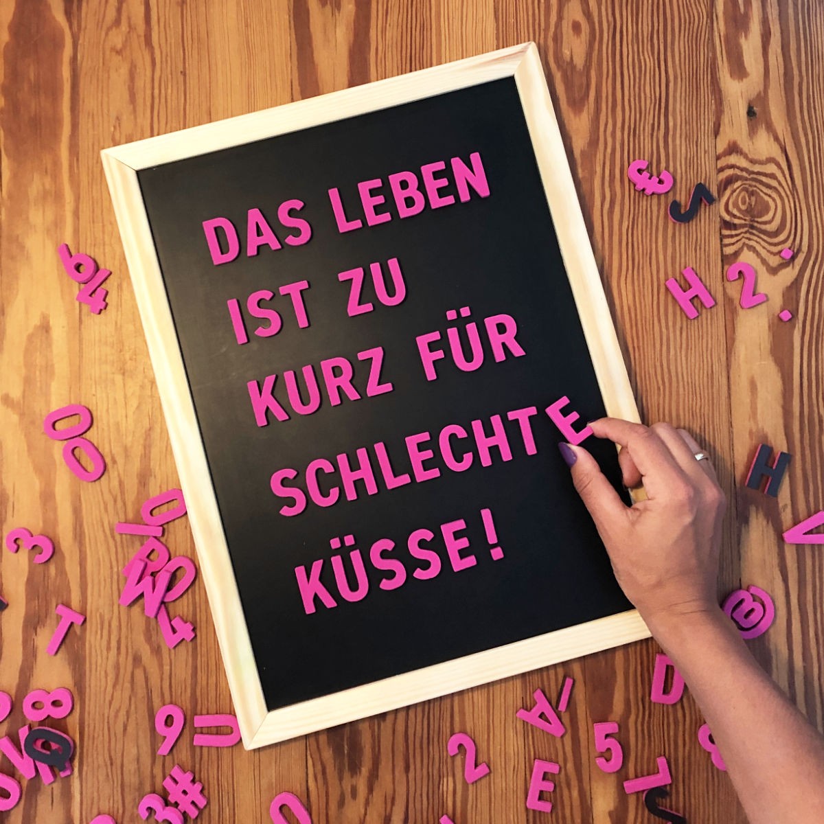 Set mit 200 Magnetbuchstaben, Zahlen & Sonderzeichen. PARTY PINK