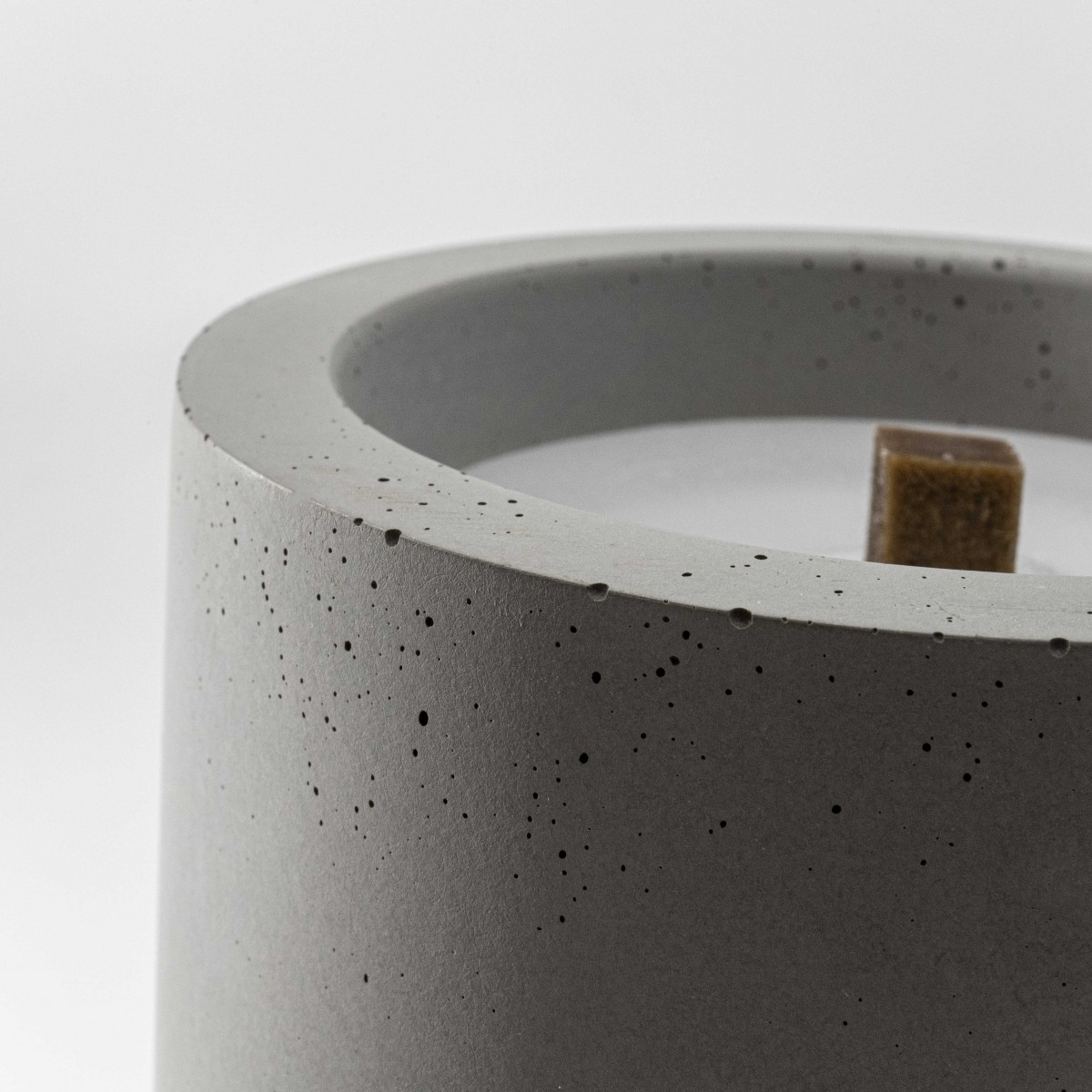 Beton-Outdoor-Feuer (H 19) mit tollem cognacfarbenem Ledergriff. Oder: Der nachhaltige Wachs-Fresser von Grellroth Design