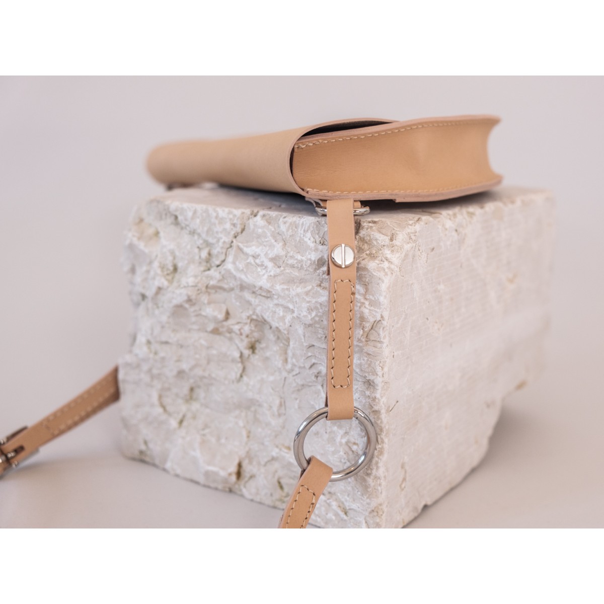 ZACAMO – Reca Halbmondtasche • natur •