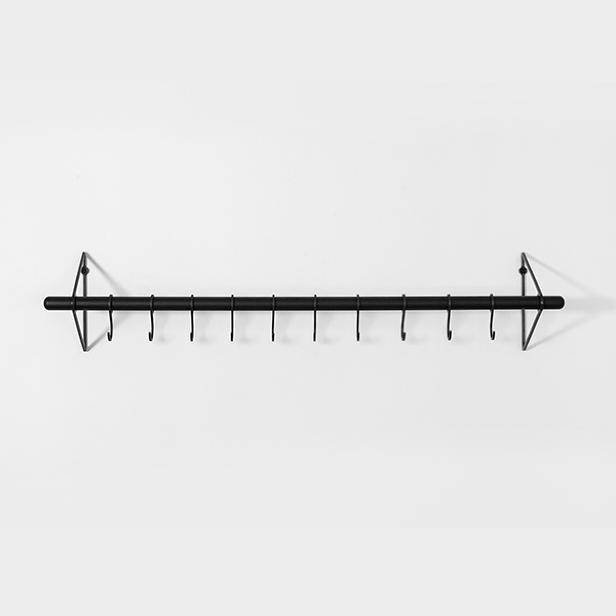 SOLID Flurgarderobe in Schwarz (schwarze Eichenholzstange) mit schwarzen Haken | Result Objects