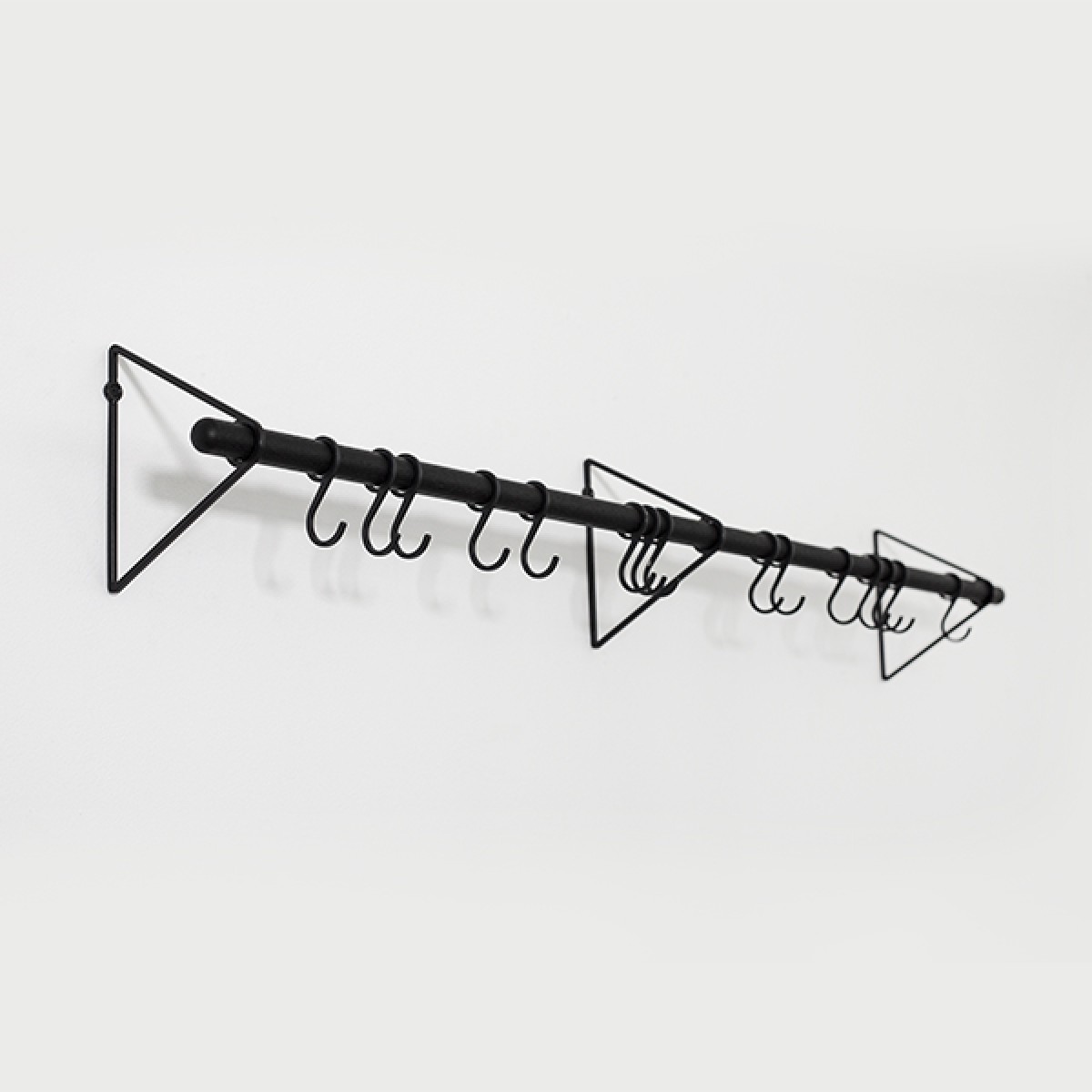 SOLID Flurgarderobe in Schwarz (schwarze Eichenholzstange) mit schwarzen Haken | Result Objects