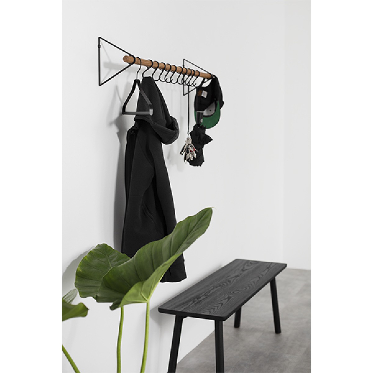 SOLID Flurgarderobe in Schwarz (geölte Eichenholzstange) mit schwarzen Haken | Result Objects