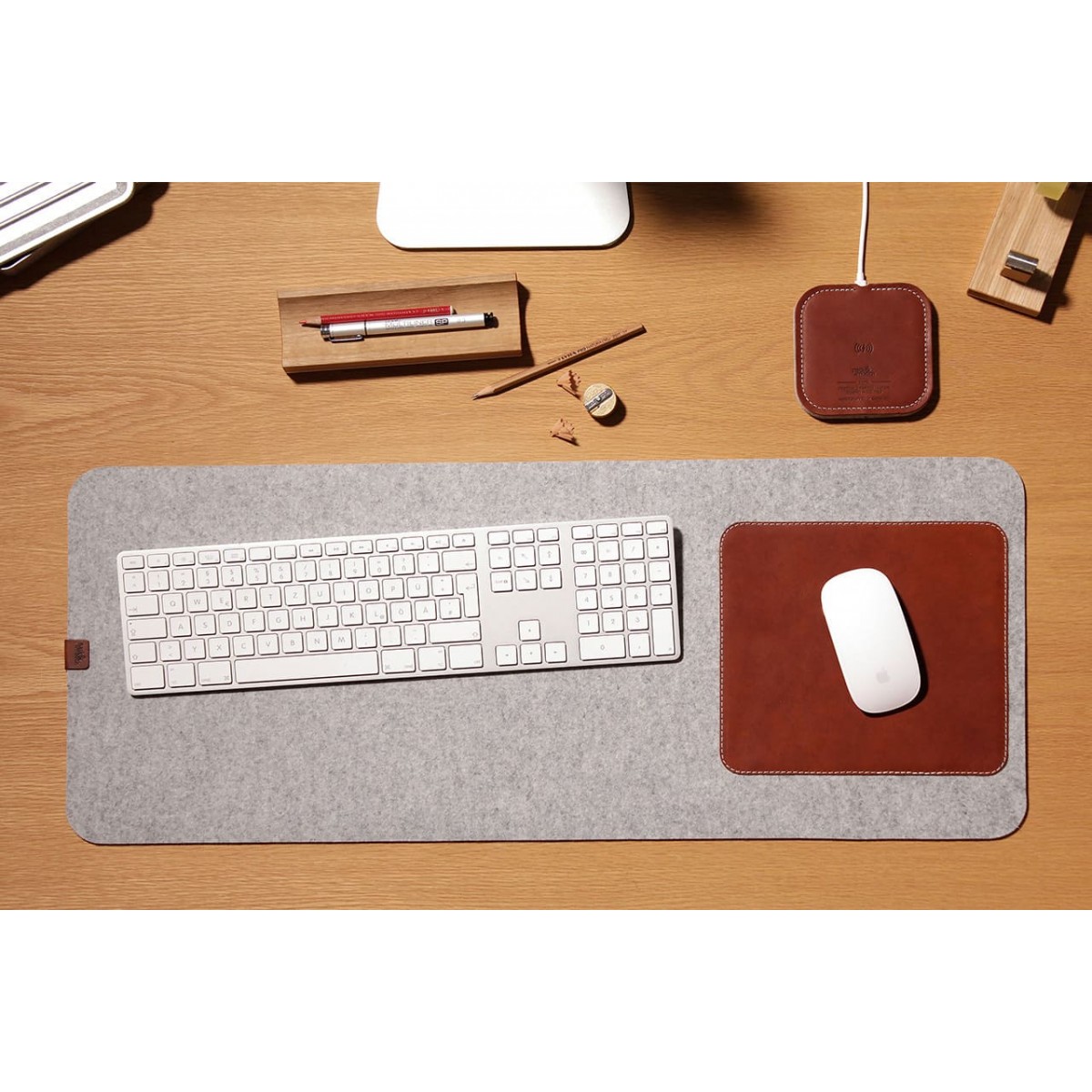 Schreibtischunterlage, Tastaturunterlage "MOIRA" aus Wollfilz und Leder