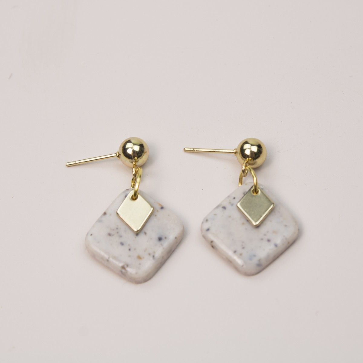 nathys_illustration - Ohrringe "white Aura" 1,5 cm mit Goldplättchen