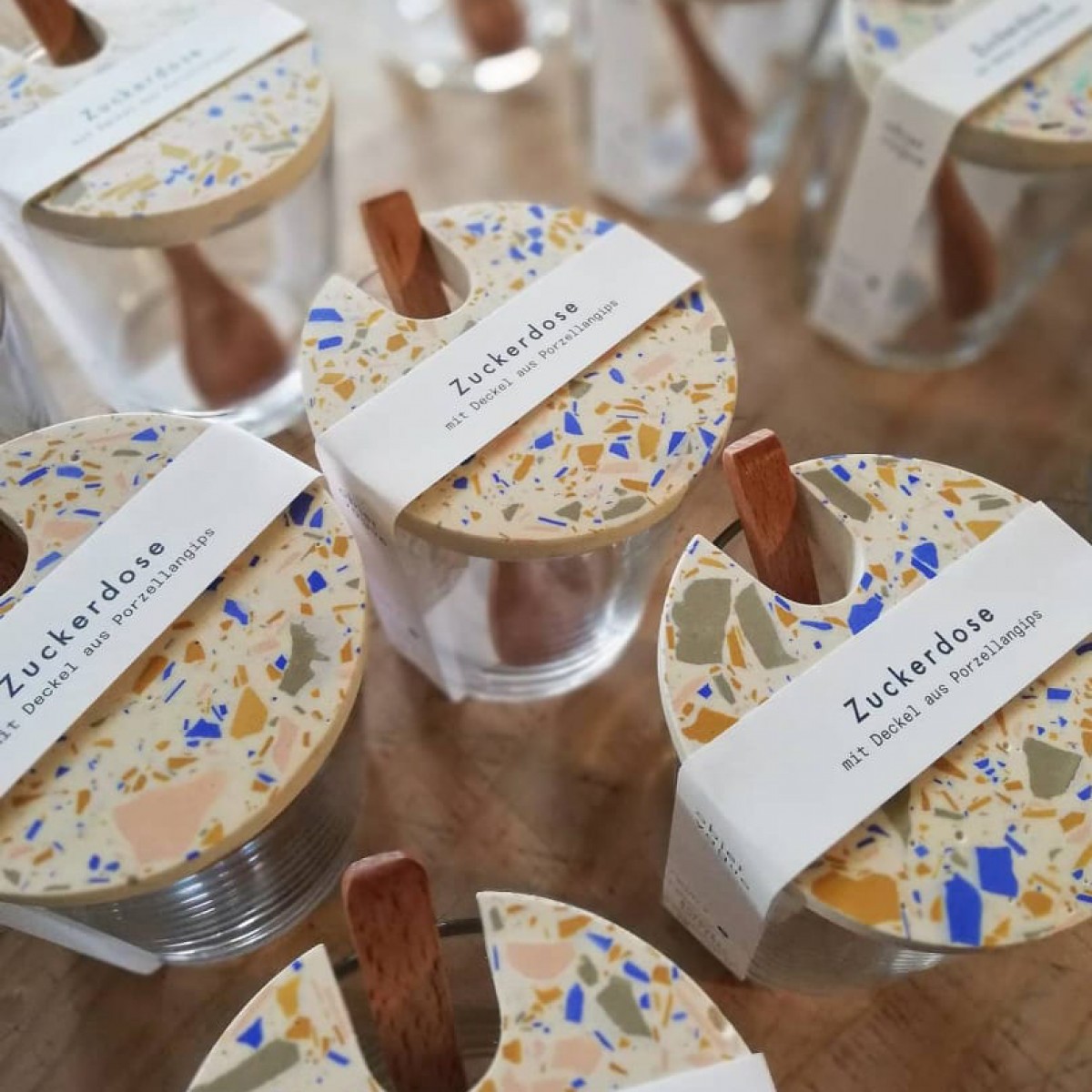 objet vague / Terrazzo Zuckerdose mit Holzlöffel / Creme-ocker