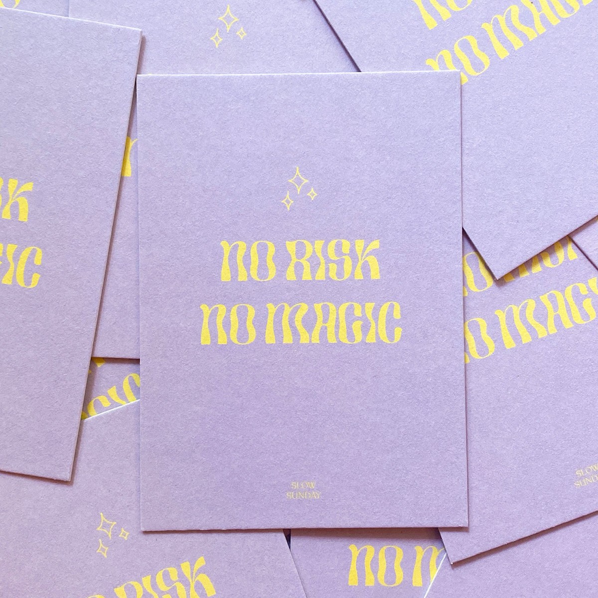 Premium Postkarte „No Risk No Magic“ – Mutmacher & Geburtstagskarte Grußkarte in Flieder Gelb, Extra Dicke Holzschliffpappe | Slow Sunday Studio