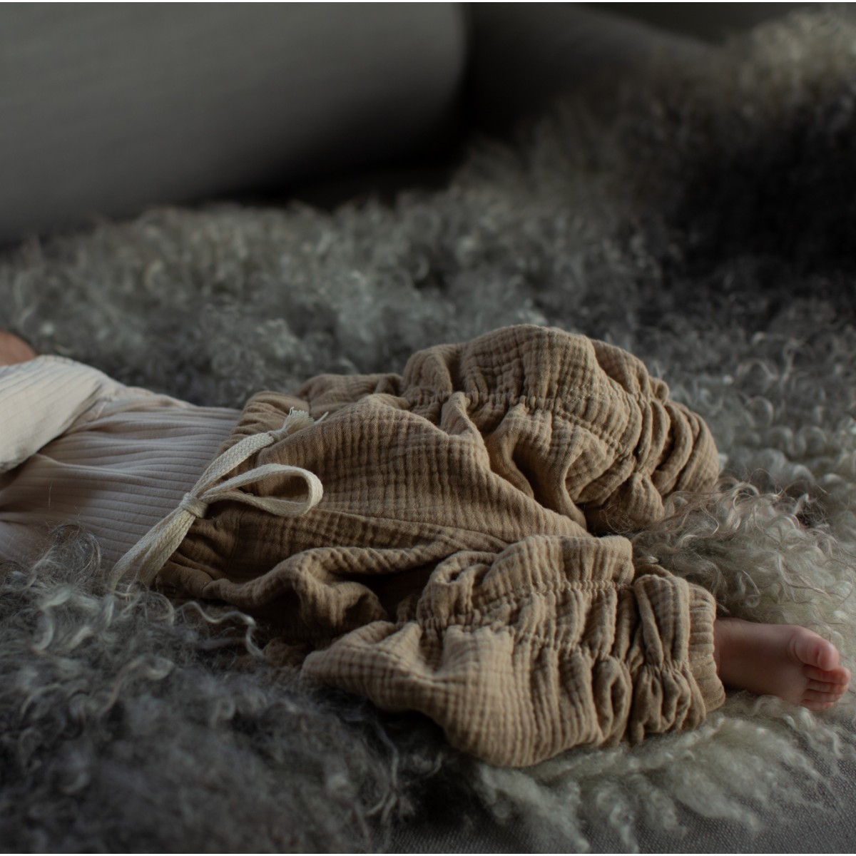 manymooons | Mitwachsende Babyhose | 0–18 Monate | Bio-Musselin | Beige