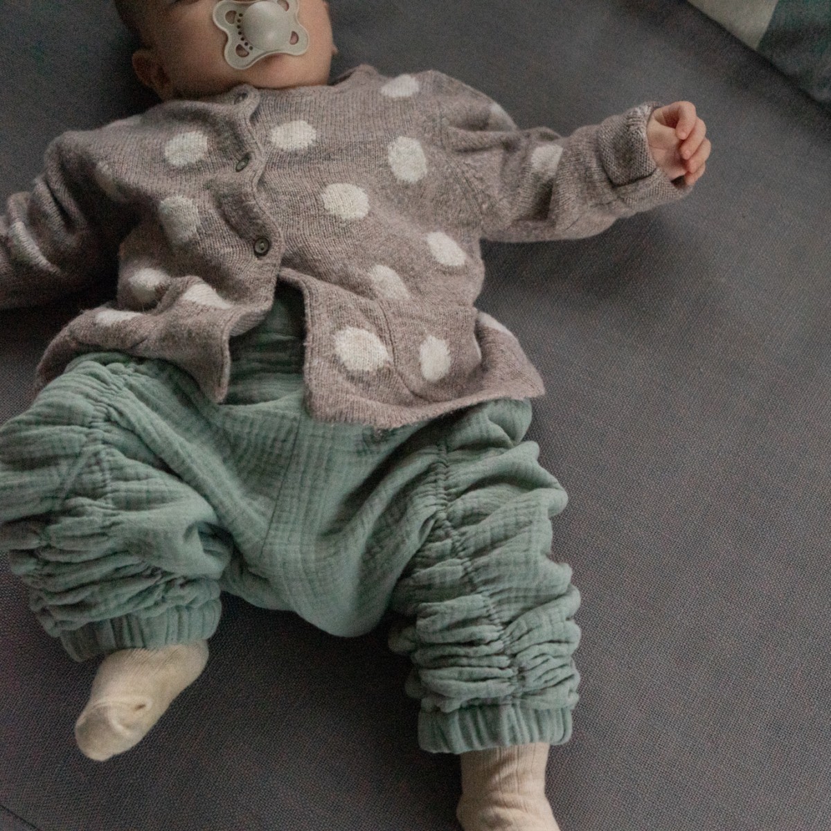 manymooons | Mitwachsende Babyhose | 0–18 Monate | Bio-Musselin | Blau