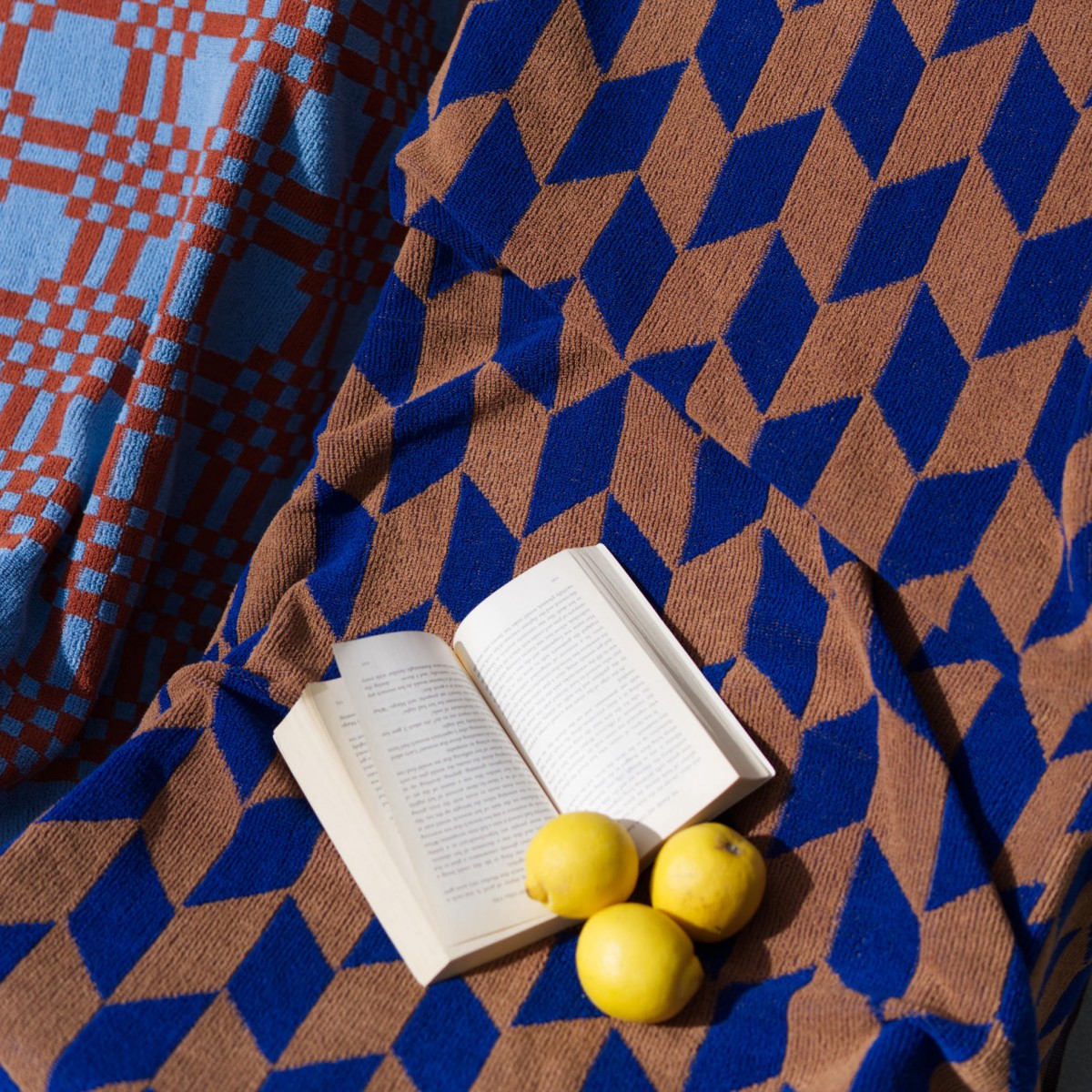 Towel.Studio | Arrow Tail Strandtuch | Azure & Chestnut