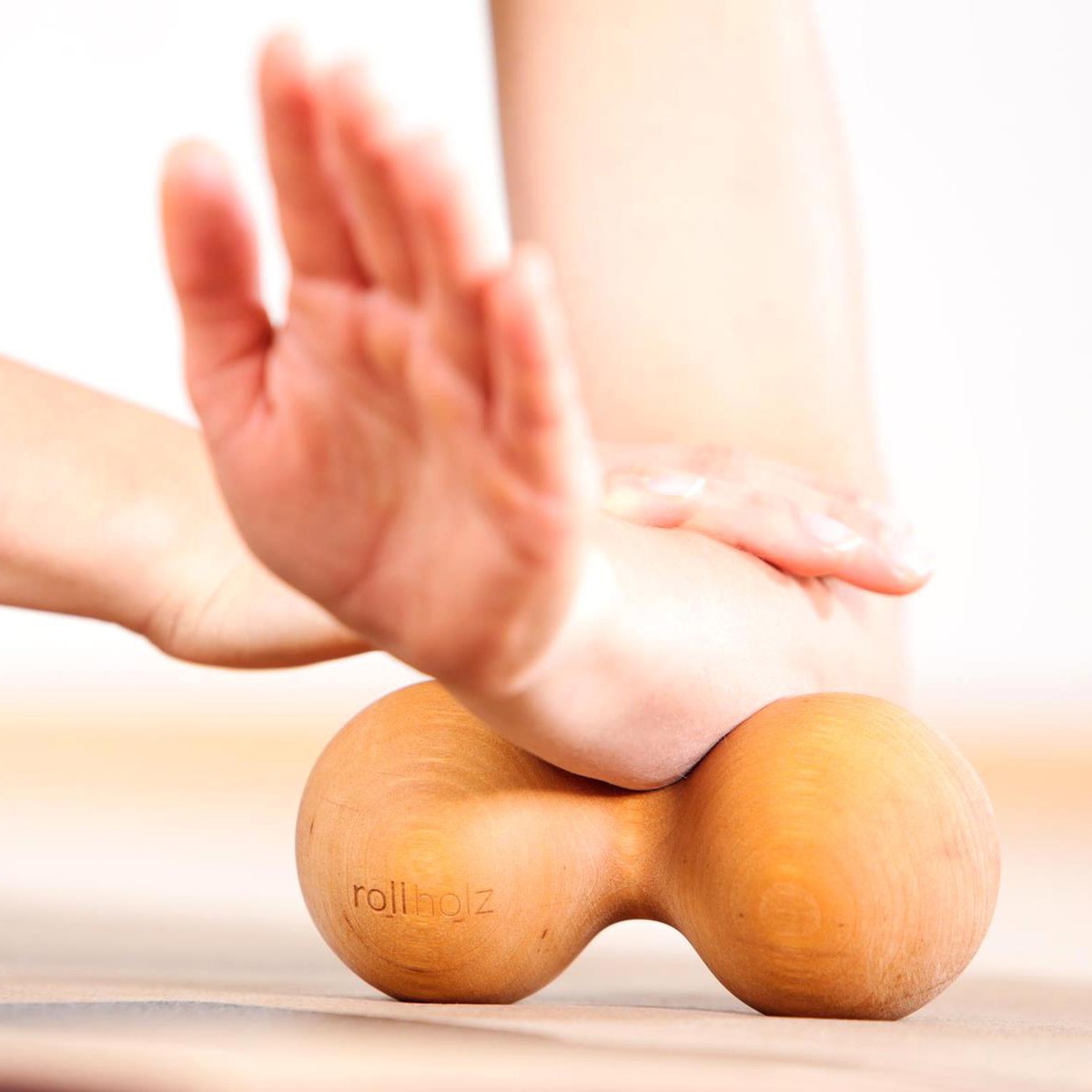rollholz – Massagedoppelkugel aus Holz zur Regeneration & Schmerzvorbeugung