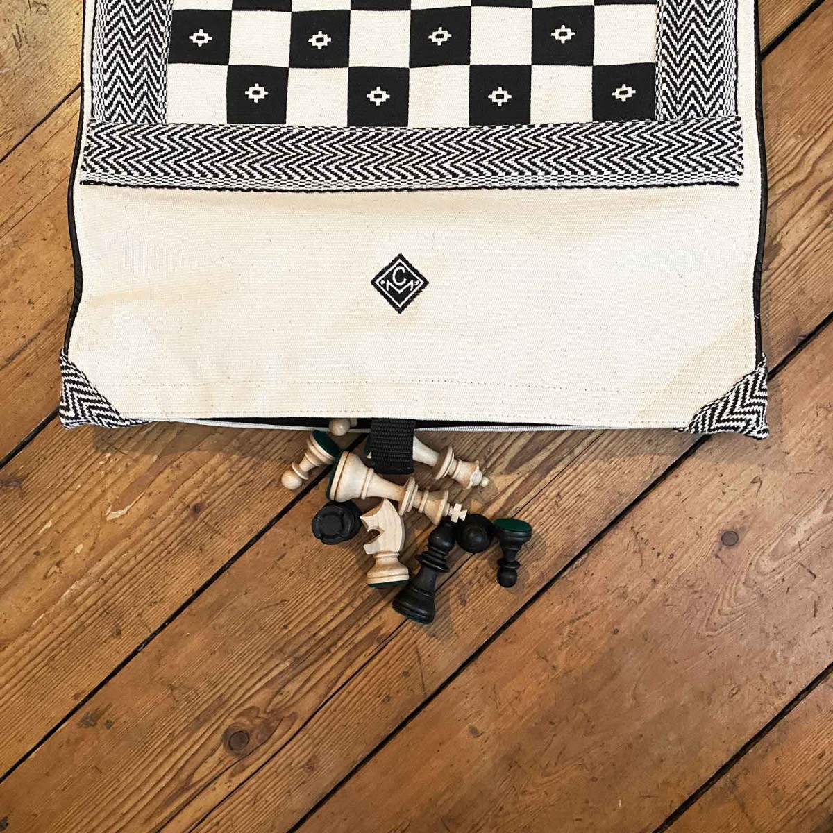 Chezz Matazz - portables Schachspiel aus festem Baumwoll Canvas zum Einrollen und Mitnehmen mit integrierter Tasche 