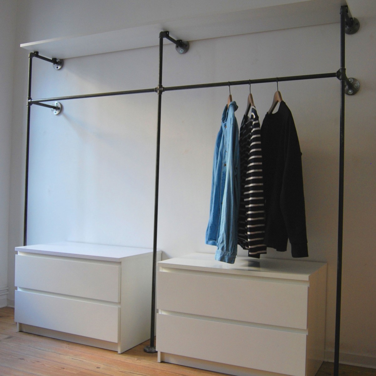 Industrial Design Garderobe & offenes Kleiderschranksystem in Wunschgröße - Kleiderständer für Wandmontage aus Wasserrohr DUO HIGH